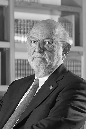 Black-and-white portrait of ecologist José Sarukhán Kermez.